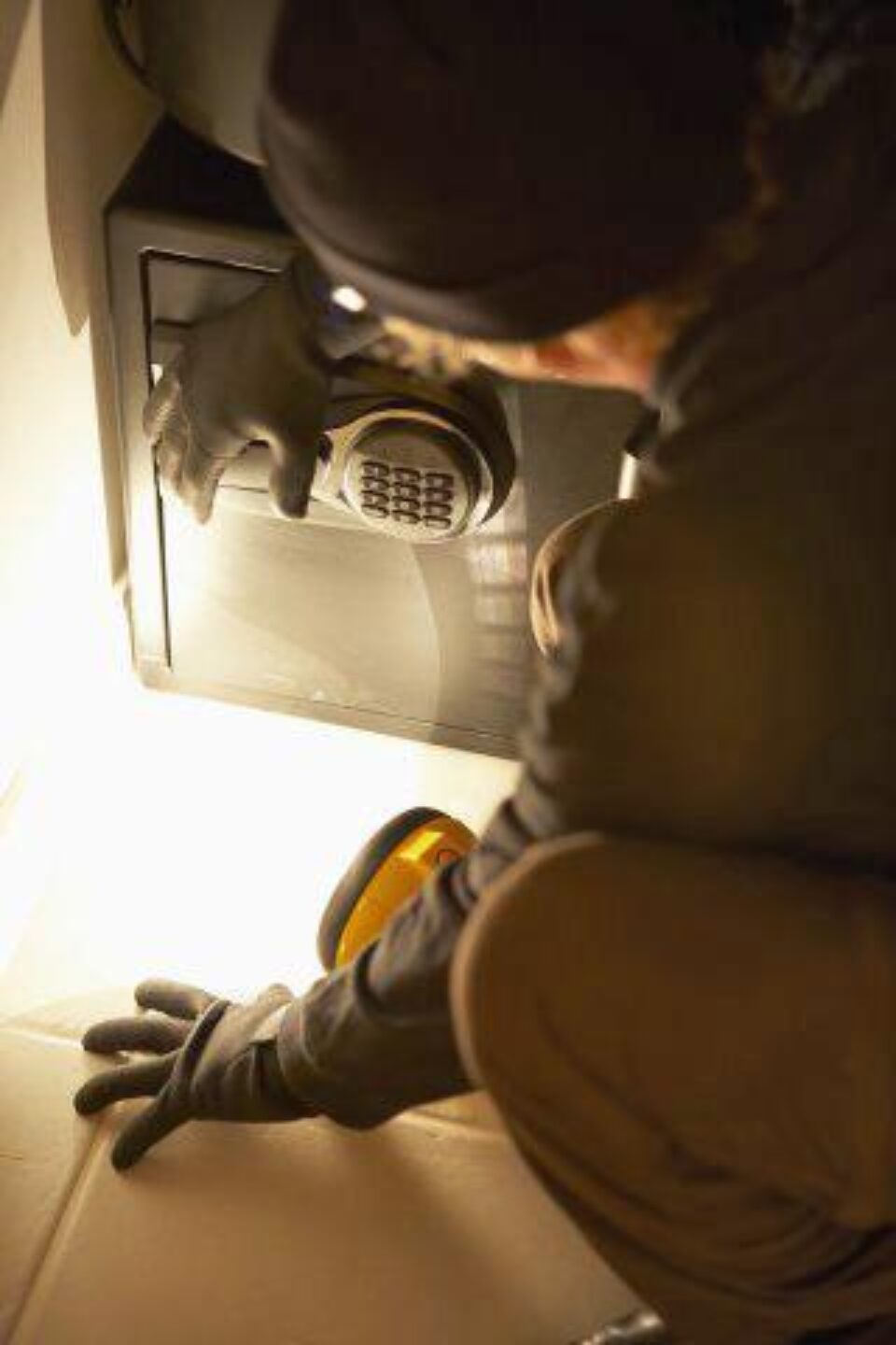 În multe cazuri, hoții pot trece cu ușurință de sistemele de securitate. Foto: Brand X În multe cazuri, hoții pot trece cu ușurință de sistemele de securitate. Foto: Brand X