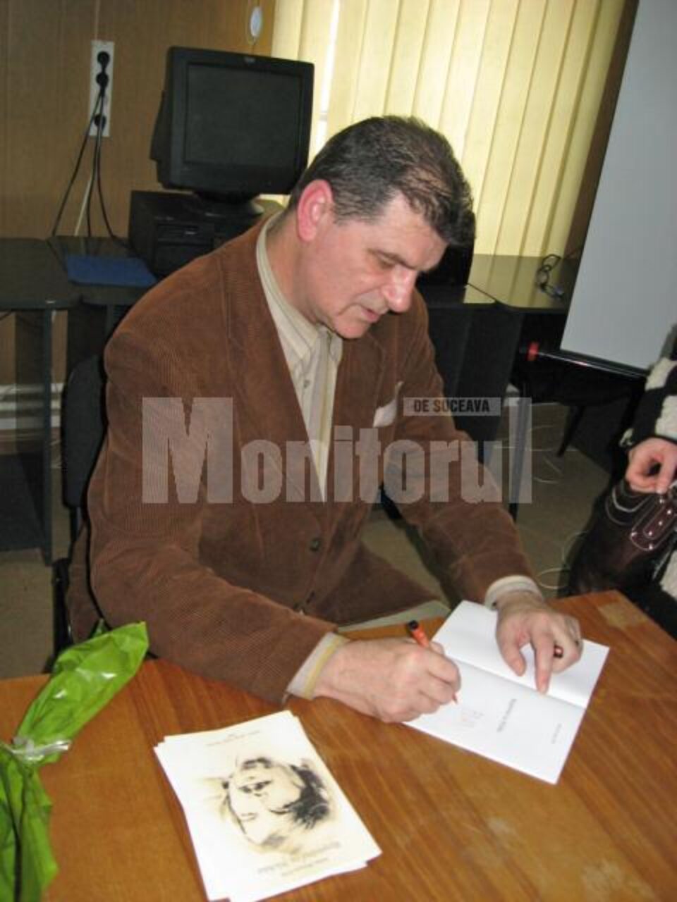 PIM acordând autografe pe albumul de autor