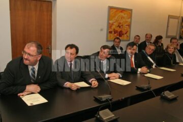 Contribuție: Parlamentarii PD-L Suceava vor plăti pentru aducerea Luminii Sfinte de la Ierusalim Contribuție: Parlamentarii PD-L Suceava vor plăti pentru aducerea Luminii Sfinte de la Ierusalim