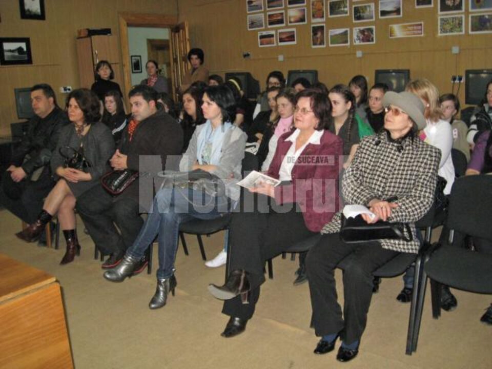 Elevi și profesori la lansarea albumului