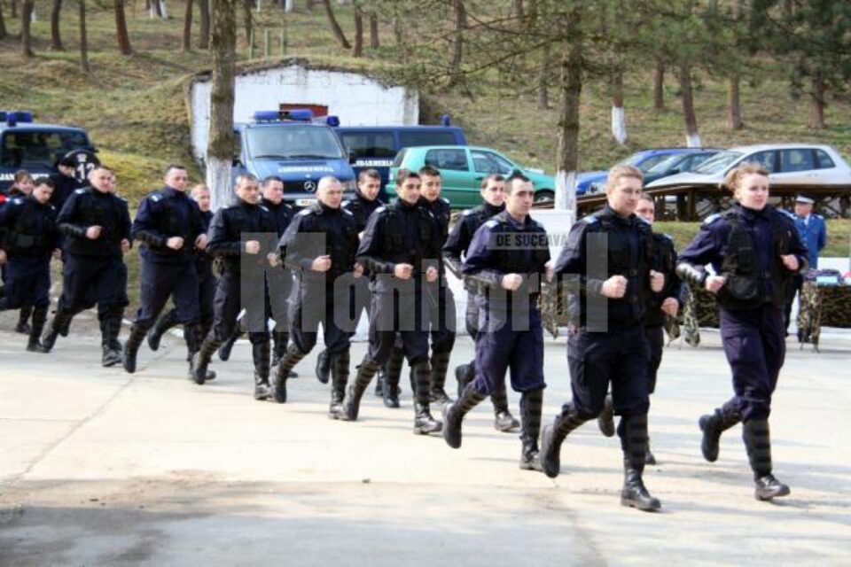 Tinerii, foarte atrași de uniforma de jandarm