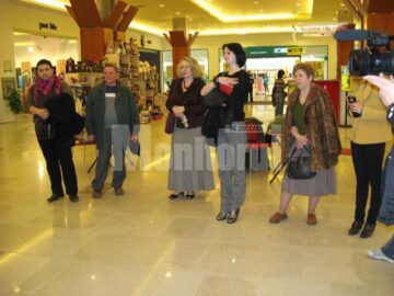 Scriitoarea Angela Furtună și caricaturistul Pamfil Horodnic, de la „Umor moca de criză” la umor moca de mall