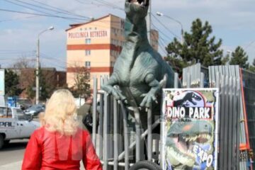 Premieră: Dinozaurii iau cu asalt parcarea Iulius Mall Suceava
