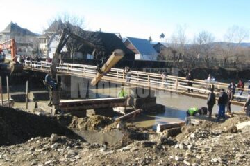 Sătenii de la Marginea au construit podul într-o singură zi și l-au dezmembrat în două ore