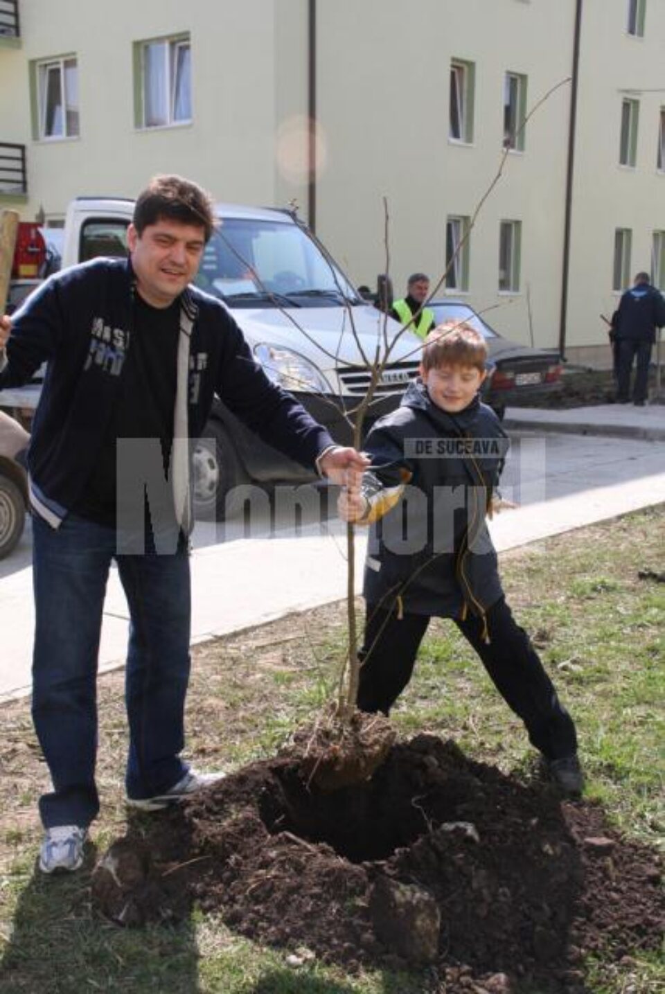Acțiune: Membrii Clubului Rotary au plantat 80 de copăcei în cartierul ANL “Privighetorii”