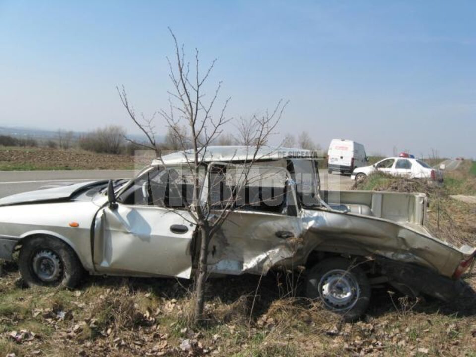 Lovită la peste 100 km/h, Dacia Papuc a aterizat în șanțul din sensul de mers dinspre Suceava spre Siret