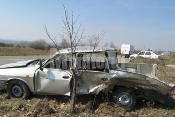 Lovită la peste 100 km/h, Dacia Papuc a aterizat în șanțul din sensul de mers dinspre Suceava spre Siret