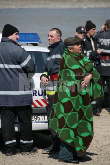 La un pas de tragedie: Au rămas în mijlocul râului Suceava după ce au vrut să-l treacă cu excavatorul