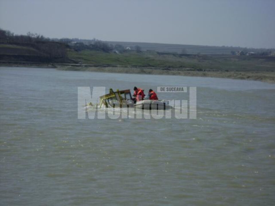 Cu ajutorul bărcii, pompierii au ajuns în scurt timp la excavator
