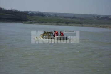 Cu ajutorul bărcii, pompierii au ajuns în scurt timp la excavator