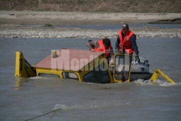 La un pas de tragedie: Au rămas în mijlocul râului Suceava după ce au vrut să-l treacă cu excavatorul