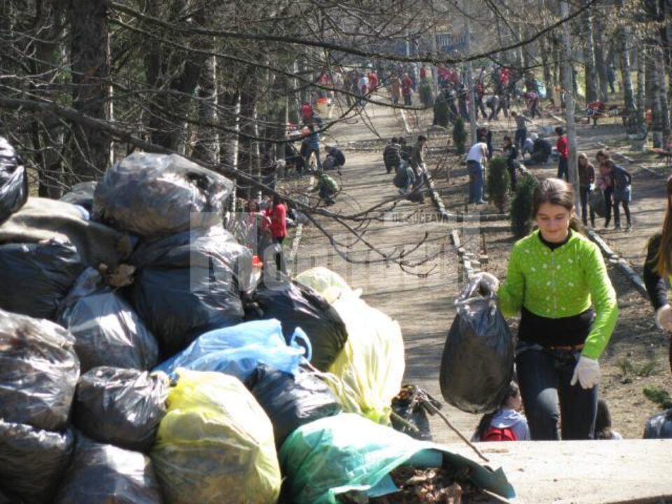 Peste o mie de elevi de la școlile din Câmpulung Moldovenesc au adunat gunoaiele din parcuri