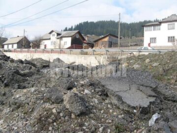 Bătaie de joc: Drumul Suceava - Poiana Stampei, iadul șoferilor și paradisul firmelor de construcții