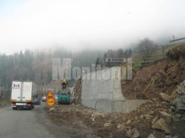 Bătaie de joc: Drumul Suceava - Poiana Stampei, iadul șoferilor și paradisul firmelor de construcții