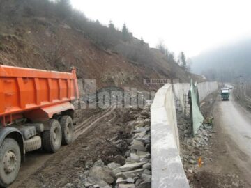 Bătaie de joc: Drumul Suceava - Poiana Stampei, iadul șoferilor și paradisul firmelor de construcții