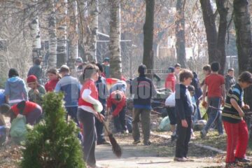 Peste o mie de elevi de la școlile din Câmpulung Moldovenesc au adunat gunoaiele din parcuri