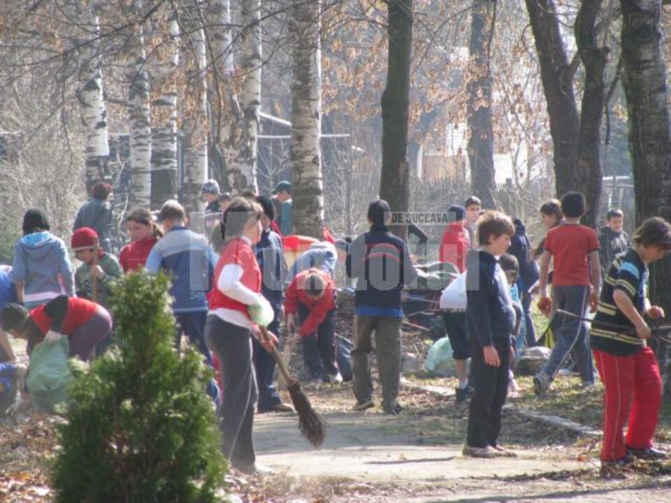 Peste o mie de elevi de la școlile din Câmpulung Moldovenesc au adunat gunoaiele din parcuri Peste o mie de elevi de la școlile din Câmpulung Moldovenesc au adunat gunoaiele din parcuri