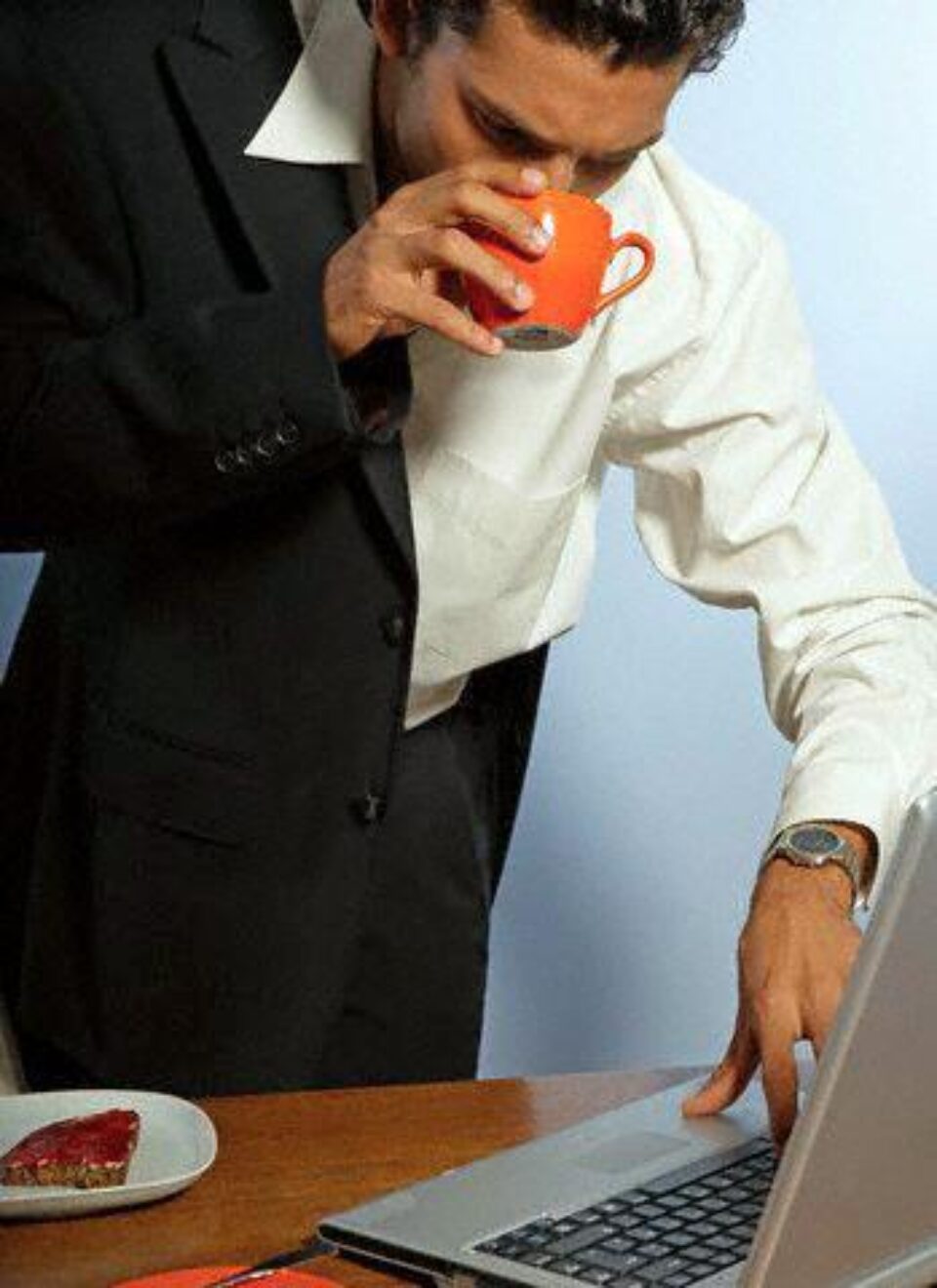 Omul modern apelează tot mai mult la computer și la internet, atunci când e stresat. Foto: ZEFA