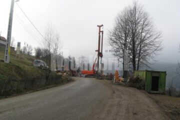 La Vama, se lucrează pe mai multe porțiuni de drum