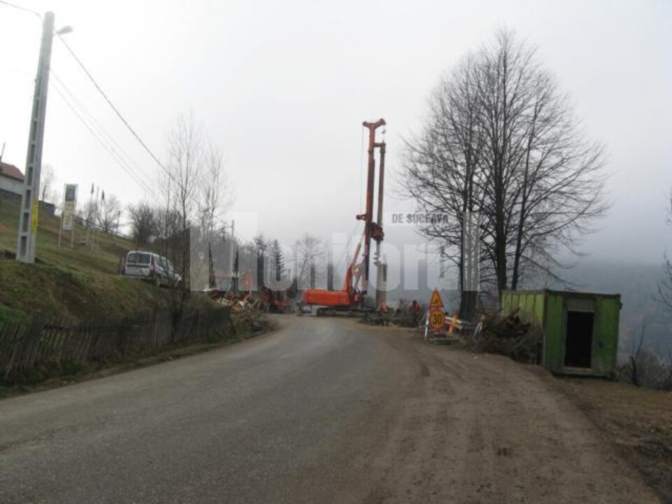 La Vama, se lucrează pe mai multe porțiuni de drum La Vama, se lucrează pe mai multe porțiuni de drum