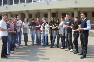 Solidaritate cu țara: Studenții și elevii basarabeni din Suceava protestează față de rezultatul alegerilor din Republica Moldova