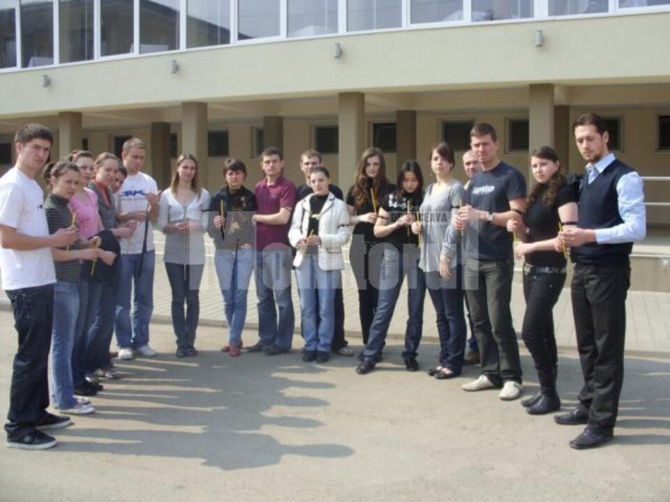 Solidaritate cu țara: Studenții și elevii basarabeni din Suceava protestează față de rezultatul alegerilor din Republica Moldova