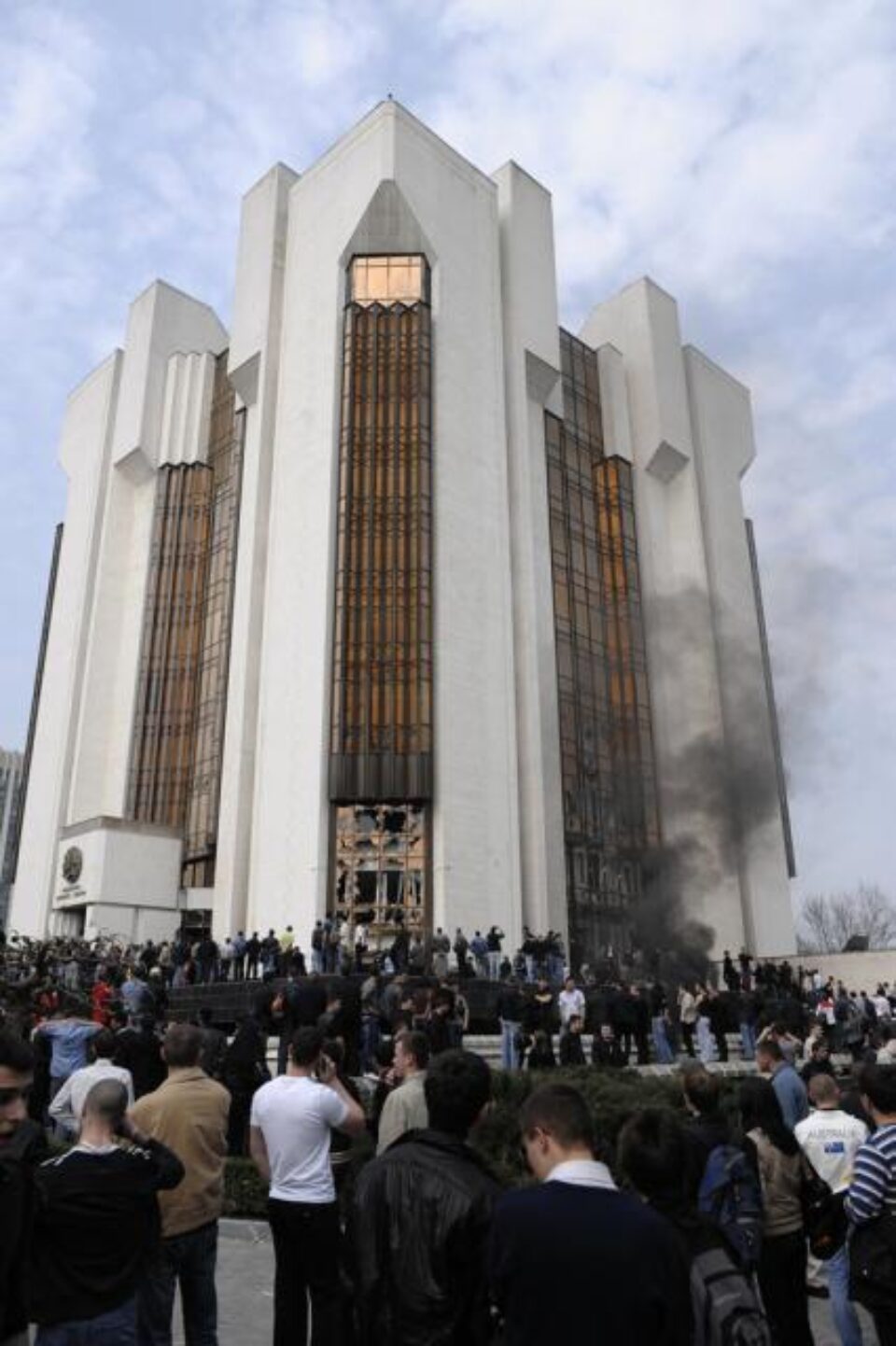 Protestatarii adunați în fața clădirii Președinției R. Moldova. Foto: AFP/MEDIAFAX Protestatarii adunați în fața clădirii Președinției R. Moldova. Foto: AFP/MEDIAFAX