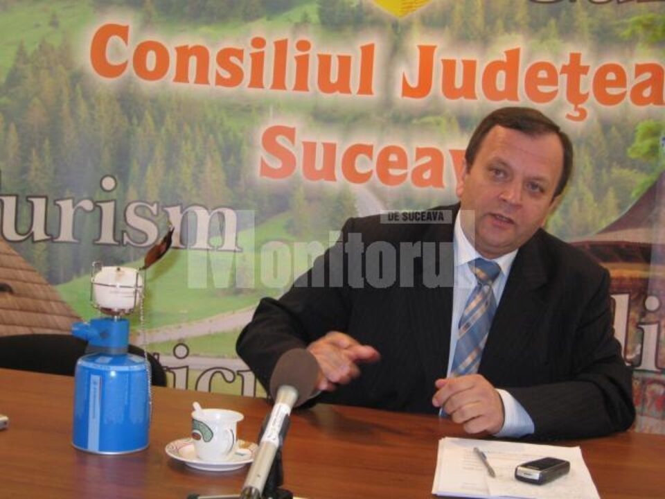 Gheorghe Flutur a declarat că felinarul a costat 880 de euro și este realizat special pentru transportul focului într-un avion