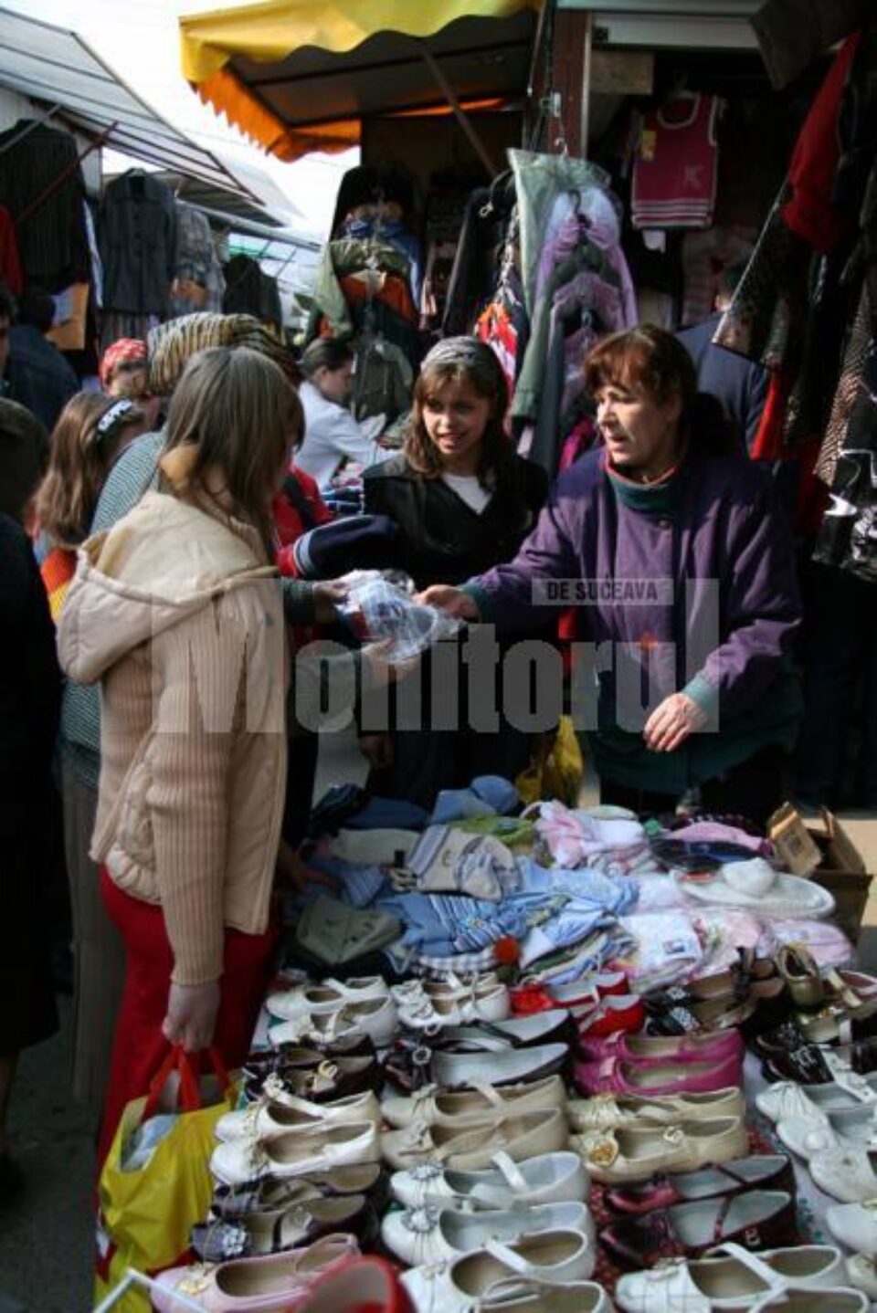 Sucevenii iau cu asalt centrul comercial din lunca Sucevei Sucevenii iau cu asalt centrul comercial din lunca Sucevei