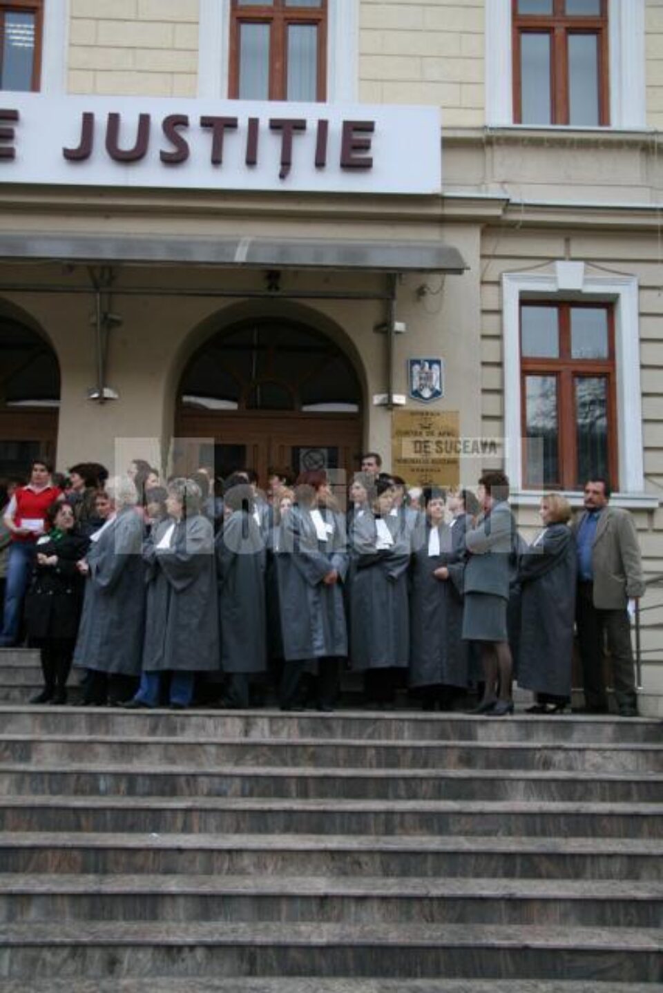 Nemulțumiri: 150 de grefieri suceveni au protestat în fața Palatului Justiției