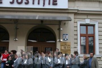 Nemulțumiri: 150 de grefieri suceveni au protestat în fața Palatului Justiției