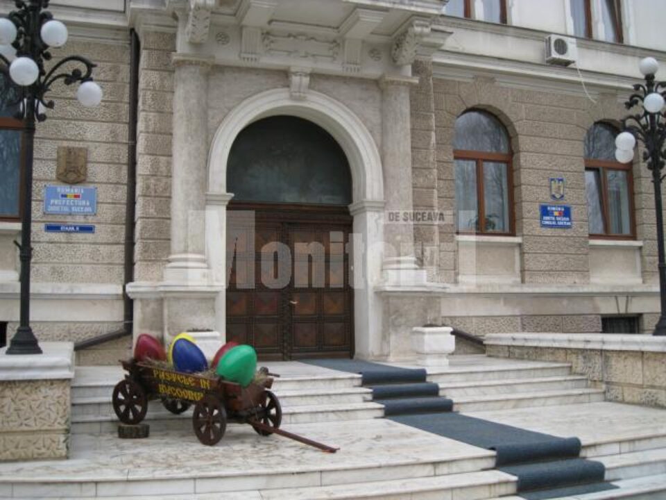 Decorațiuni: Căruță cu ouă pe treptele Palatului Administrativ