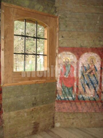 Fereastră din altar și fragment de pictură murală