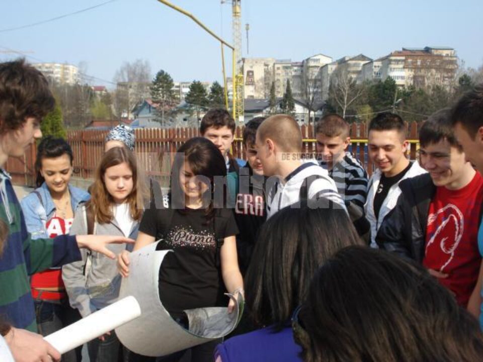 Liceenii le-au oferit copiilor instituționalizați mici atenții Liceenii le-au oferit copiilor instituționalizați mici atenții