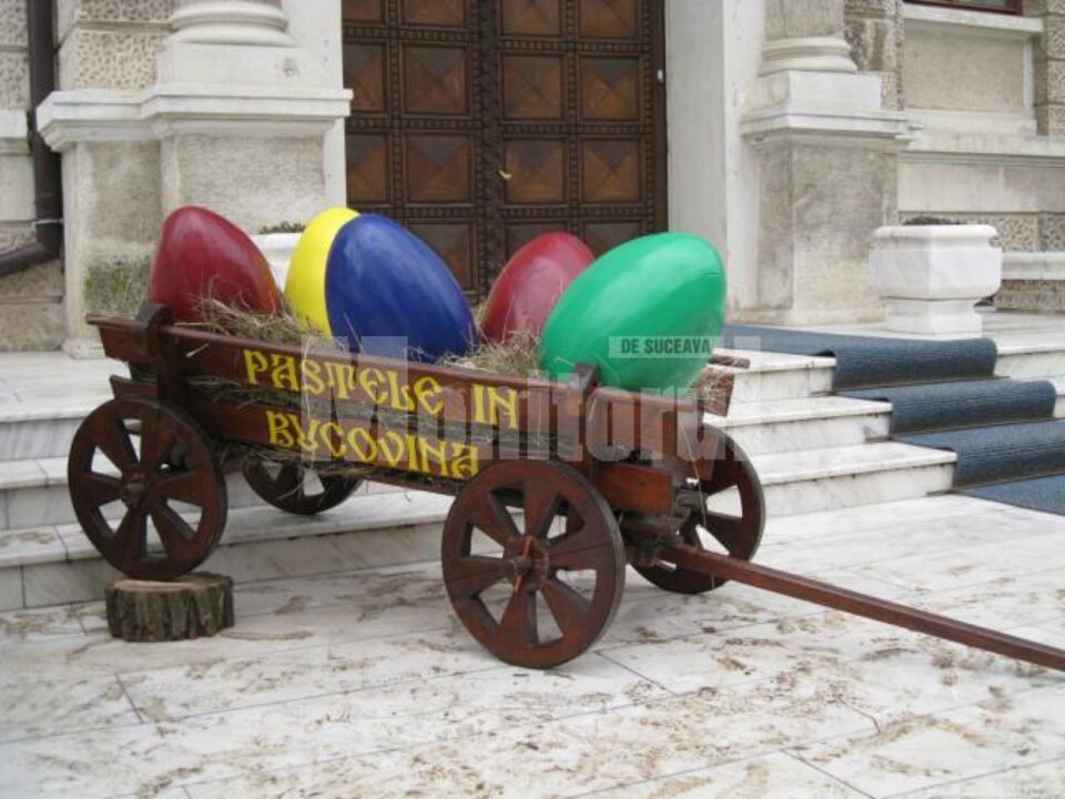 În căruța decorativă au fost așezate, pe paie, cinci ouă de aproximativ 40 de centimetri