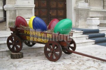 În căruța decorativă au fost așezate, pe paie, cinci ouă de aproximativ 40 de centimetri