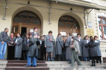Grefieri ai instanțelor sucevene au participat, ieri, la un protest spontan în fața Palatului de Justiție