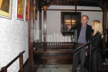 Constantin Severin prezentându-i expoziția Elenei Udrea