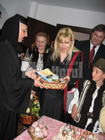 Schimbare de stil: Udrea vrea să lanseze la București o modă cu ii și traiste din Bucovina