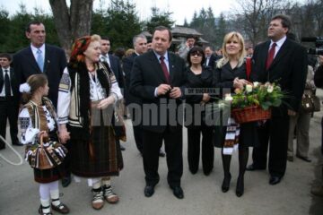 Schimbare de stil: Udrea vrea să lanseze la București o modă cu ii și traiste din Bucovina