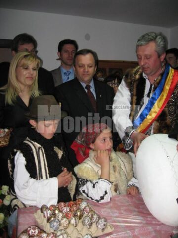 Schimbare de stil: Udrea vrea să lanseze la București o modă cu ii și traiste din Bucovina