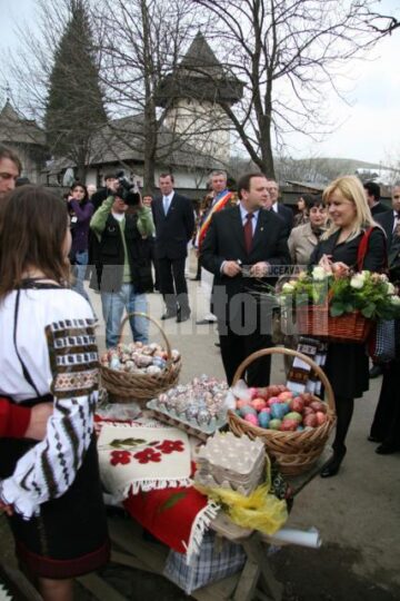 Schimbare de stil: Udrea vrea să lanseze la București o modă cu ii și traiste din Bucovina