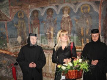 Schimbare de stil: Udrea vrea să lanseze la București o modă cu ii și traiste din Bucovina