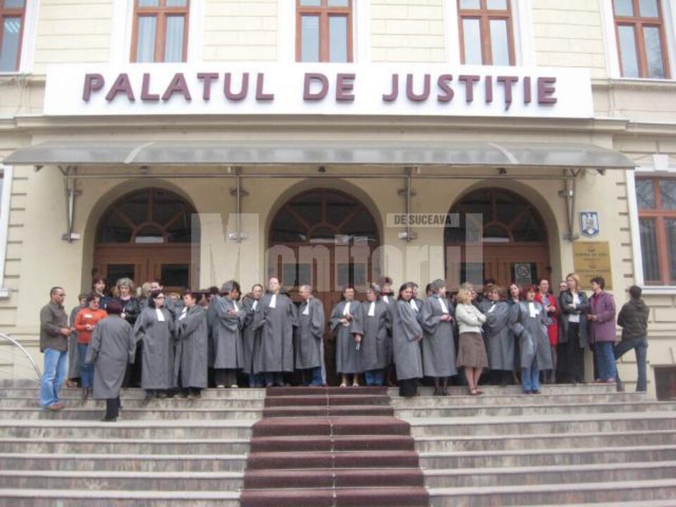 Grefierii suceveni au de gând să continue să-și ceară zilnic drepturile salariale pe care nu le-au primit