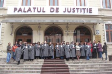 Grefierii suceveni au de gând să continue să-și ceară zilnic drepturile salariale pe care nu le-au primit