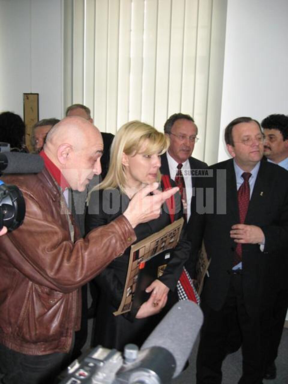Elena Udrea și Gheorghe Flutur ascultând explicațiile lui Emanuel Nadler Elena Udrea și Gheorghe Flutur ascultând explicațiile lui Emanuel Nadler