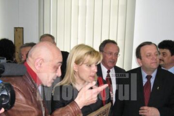 Elena Udrea și Gheorghe Flutur ascultând explicațiile lui Emanuel Nadler