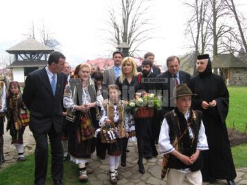 Schimbare de stil: Udrea vrea să lanseze la București o modă cu ii și traiste din Bucovina