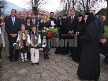 Schimbare de stil: Udrea vrea să lanseze la București o modă cu ii și traiste din Bucovina