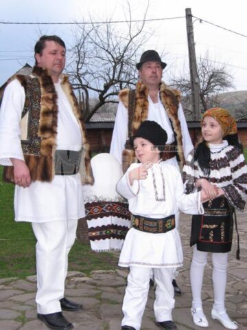 Schimbare de stil: Udrea vrea să lanseze la București o modă cu ii și traiste din Bucovina